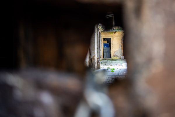 Questa immagine ha l'attributo alt vuoto; il nome del file è laportaaccanto3.jpg